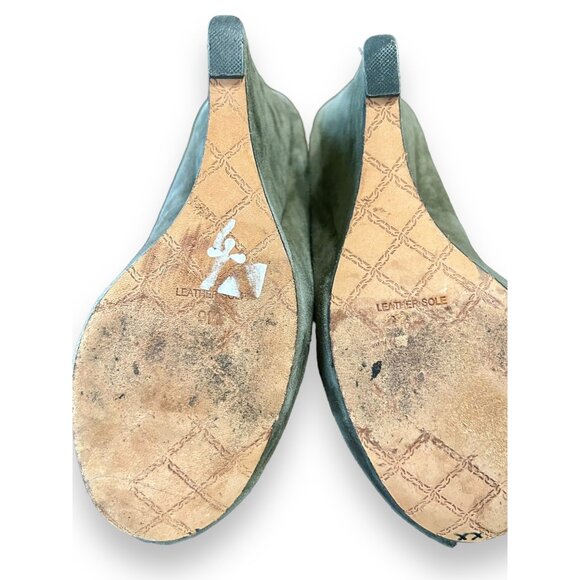 L.A.M.B. Gray Suede Wedge Pumps 8.5 - Picture 6 of 8